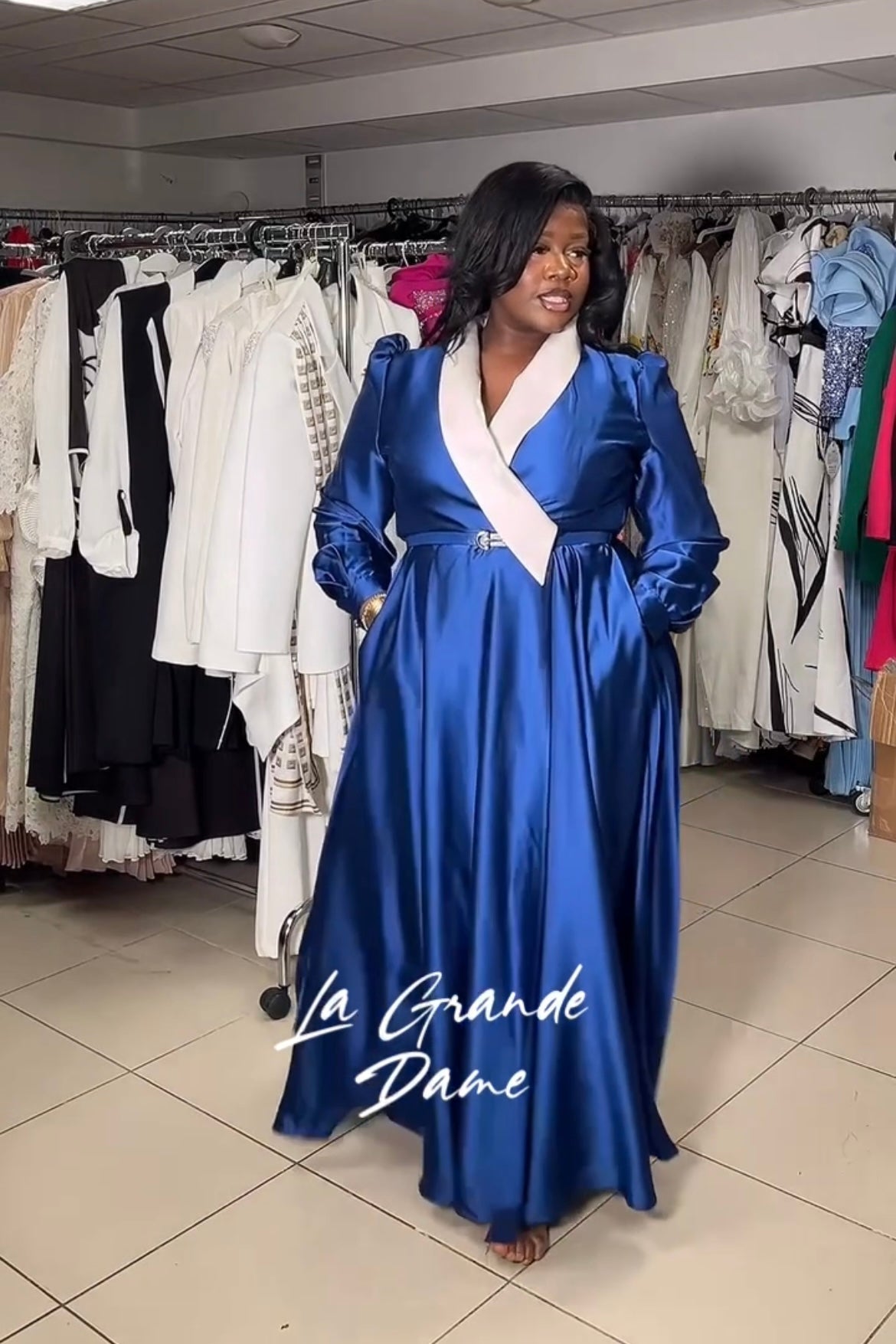 Bleu satin col blanc