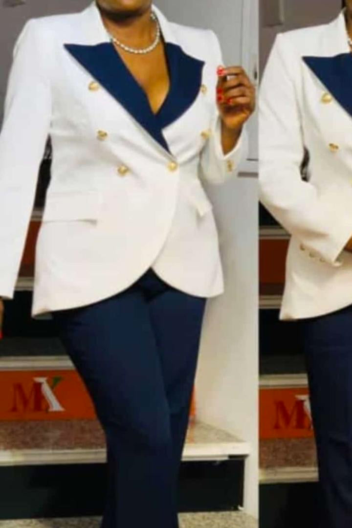 Tailleur col bleu foncé.