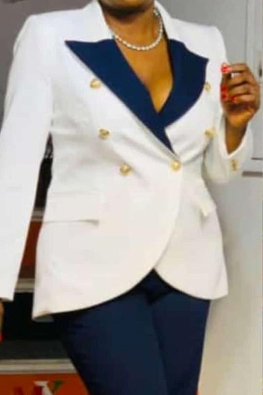 Tailleur col bleu foncé.